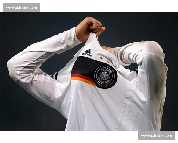 复古致敬双冠！德国队 2026 球衣亮相，阿迪谢幕之作