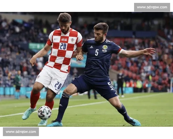 英格兰对阵丹麦比分揭晓比赛走势与关键瞬间全解析战术博弈与球员表现