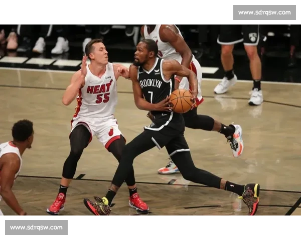 热火鏖战篮网东西强队正面对决赛场火花四溅焦点之夜球星碰撞引爆期待 热火鏖战篮网东西强队正面对决赛场火花四溅焦点之夜球星碰撞引爆期待